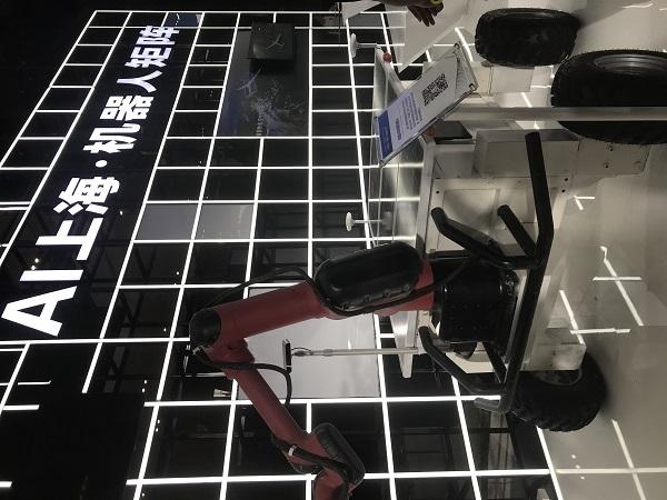 记者在现场:ai时代,看机器人七十二变|机器人|